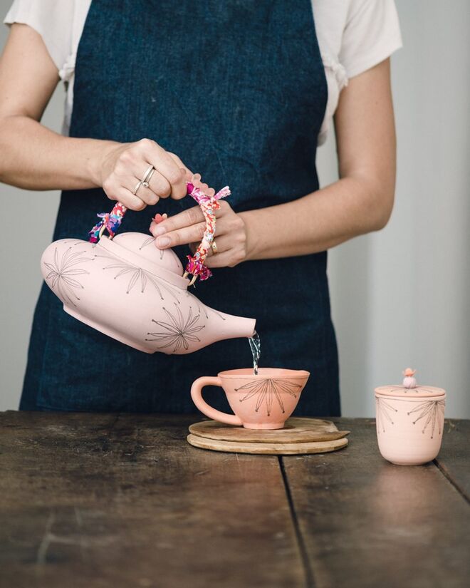 Fazer um chá inglês | Scones e chá, quem não adora? Para um dia de chuva, convidar os amigos para beber chá, conversar e ouvir a chuva pode ser um programa para desacelerar da azáfama diária. Para que a mesa fique ainda mais bonita, sugerimos o bule em cerâmica Flat Teapot BA 14, da marca Anna Westerlund Ceramics (preço sob consulta).