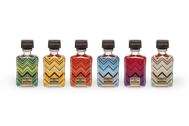 Beber um cocktail com amigos | A Disaronno assinala cinco edições especiais do projeto ICON, em que a bebida italiana ganha um design inspirado em marcas de moda: depois de Versace, Roberto Cavalli, Moschino, e ETRO é a vez da edição limitada Disaronno wears Missoni. 