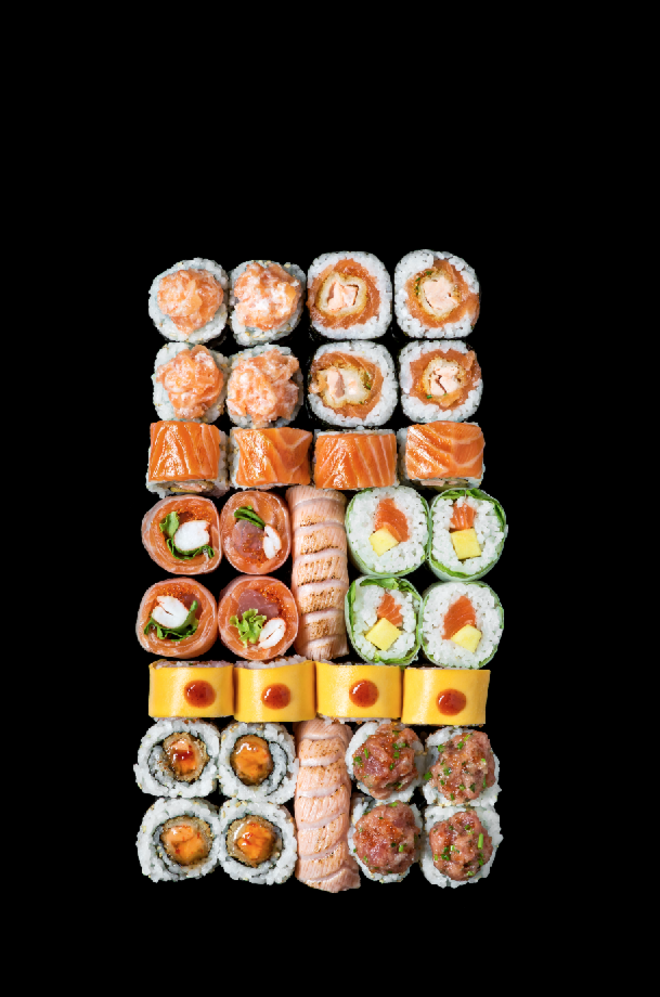 Mandar vir sushi | O Aruki, sushi delivery by Confraria, chegou a Lisboa no verão e, para além do jantar, começou recentemente a entregar sushi ao almoço. A primeira opção inclui dois temakis e uma sopa missoshiro ou bebida sem álcool, e custa €10. Já a segunda alternativa apresenta 10 peças de sushi seleccionadas pelo chef, um temaki, uma bebida sem álcool ou sopa missoshiro, e custa €15 (em ambos os menus, se pretender temaki de atum ou atum spicy haverá um custo adicional de €1,50 por cada um). 
