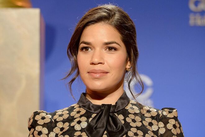 AMERICA FERRARA | “A primeira vez que me lembro de ter sido sexualmente abusada, tinha 9 anos. Não contei a ninguém e vivi com essa vergonha e culpa, pensando que eu, uma menina de 9 anos, seria a responsável pelas ações de um homem crescido. Eu tive de lidar com esse homem todos os dias durante anos. Ele sorria para mim e acenava-me, e eu corria a fugir dele, o meu sangue congelava. Ele esperava que eu fechasse a minha boca e sorrisse de volta para ele.”