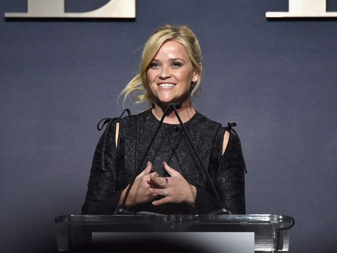 REESE WITHERSPOON | “Tenho sentido dificuldade em dormir. É um misto de emoções/ansiedade por ser honesta, culpa por não falar, nojo do realizador que abusou de mim quando eu tinha apenas 16 anos e fúria por achar que o silêncio era condição para conseguir emprego. Quem me dera poder dizer-vos que se tratou apenas de um incidente. Infelizmente, tive muitas outras experiências e não falo sobre elas frequentemente. Mas depois de ouvir estas mulheres esta noite, a serem tão abertas e honestas, isso fez-me querer falar. E na verdade, sinto-me menos sozinha.”