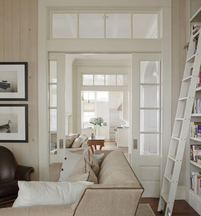 Tirar partido da luz natural - se não tiver janelas grandes para iluminar uma sala pode usar espelhos – vão refletir a luz e abrir o espaço