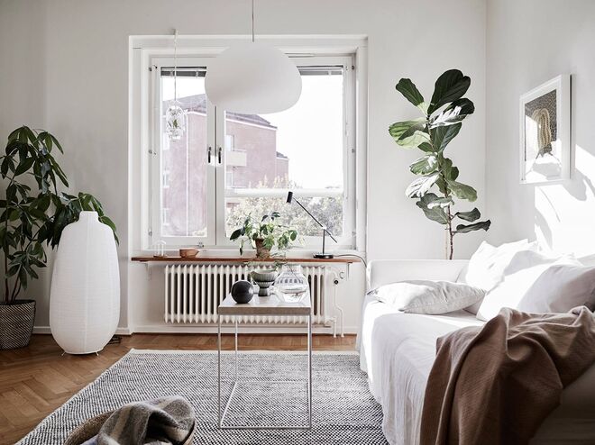 Não exagerar nas peças decorativas - casas cheias parecem sempre mais pequenas. Não é fácil, mas o ideal é guardar apenas os objetos que usa sempre e de que gosta mesmo