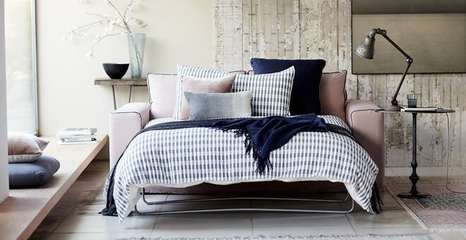 Pensar na versatilidade dos objetos: camas com gavetas, sofás-cama e bancos que podem ser transformados em mesas de apoio, por exemplo. Também deve considerar os objetos desdobráveis, que se arrumam facilmente