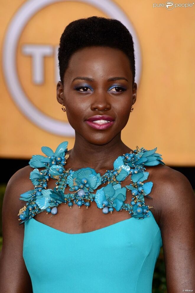 LUPITA NYONG’O | Uma das vezes, Harvey convidou-a a almoçar na sua casa do Connecticut e enfureceu-se por ela não aceitar beber: “’Porque não?’ Lembro-me de ele perguntar. ‘Porque não gosto de vodka, e não gosto de Diet soda e não gosto das duas coisas juntas’ e ele insistiu ‘Tu vais beber isto’. Eu sorri e disse que não iria beber. Ele desistiu e chamou-me teimosa. Eu disse ‘Eu sei disso’.” Depois disso, o produtor ainda propôs fazer uma massagem à atriz: “Senti-me insegura. Entrei um bocado em pânico e pensei rapidamente em oferecer-me para lhe fazer eu a massagem – isso ao menos permitir-me-ia ter o controlo físico e saber sempre exatamente onde estavam as mãos dele”