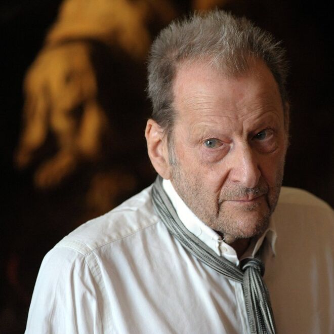 LUCIAN FREUD | O restaurante Clarke’s, em Notting Hill, foi o lugar onde, durante quase 15 anos, o pintor tomou o pequeno-almoço. Chegava às 7h30 da manhã com o seu assistente e comia sempre pão com passas e amêndoas ou o português pastel de nata. Freud acabou por convidar a dona do restaurante, Sally Clarke, para a sua casa em Kensington Church Street e pintou-lhe três retratos ao longo dos anos.