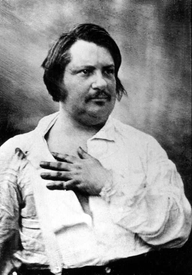 HONORÉ DE BALZAC | O escritor disse, em 1830, que o café era “o grande poder” na sua vida. Quando Balzac acordava à uma da manhã para escrever até às quatro, com uma sesta de 90 minutos pelo meio, chegava a beber 50 cafés por dia. Também usava um método “horrível e brutal” que consistia em comer grãos de café triturados em jejum.