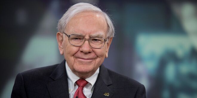 WARREN BUFFETT | O investidor de 87 anos bebe cinco latas de Coca-Cola por dia, come grandes quantidades de batatas fritas e começa a maior parte das manhãs com uma taça de gelado. De acordo com Buffet, as estatísticas dizem que os seis anos são a idade com índice de mortalidade mais baixo, por isso decidiu comer como uma criança de seis anos.