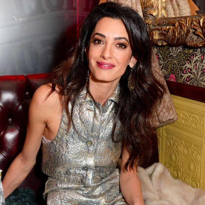 Amal Clooney é AQUÁRIO (20 de janeiro – 18 de fevereiro) Aquários são eternamente curiosos e altamente intelectuais, mas vivem desligados do dinheiro e preferem dedicar-se a trabalhos voluntários ou a carreiras em áreas que os fascinem. Os nativos deste signo têm tendência a ser solitários, o que pode dificultar a interação em situações de trabalhos de grupo. 