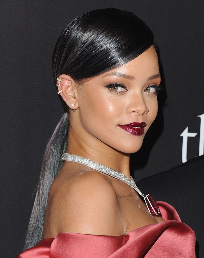 Rihanna é PEIXES (19 de fevereiro – 20 de março) As pessoas deste signo são criativas e observadoras. Procuram trabalhos onde possam ajudar outras pessoas a conectar-se de forma emocional e são geralmente considerados insubstituíveis pelos seus colegas. Devem, no entanto, manter-se longe de carreiras em áreas altamente competitivas; a natureza acessível e atenciosa dos nativos de Peixes não consegue adaptar-se a ambientes assim.