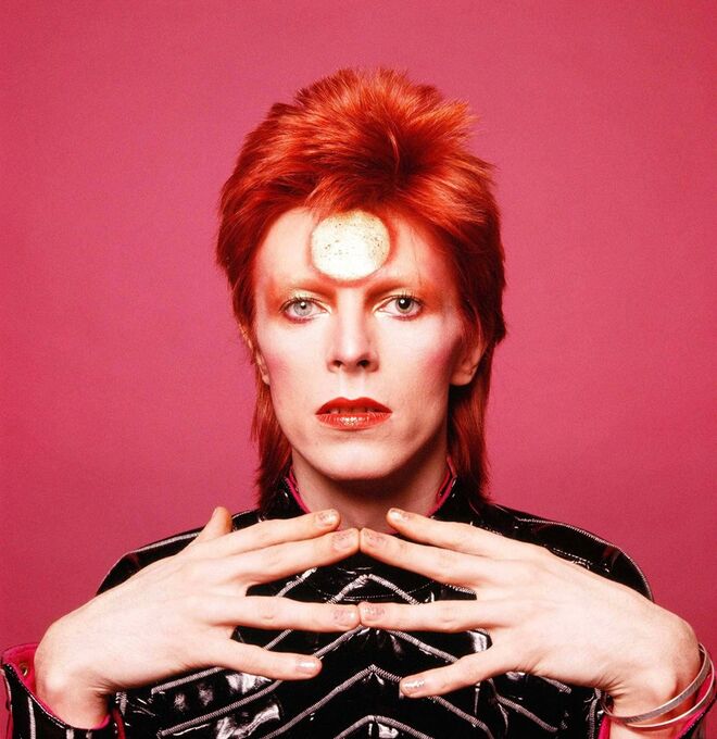 David Bowie era CAPRICÓRNIO (22 de dezembro – 19 de janeiro) Os nativos deste signo têm muita força de vontade e uma forte ética de trabalho, por isso não existe nada que um Capricórnio não consiga fazer se assim o decidir. Os Capricórnios sentem-se confortáveis em posições de poder e responsabilidade e mantêm-se calmos em situações de pressão. É importante, no entanto, que não trabalhem demasiado ou mostrem demasiada disponibilidade para ajudar colegas a cumprir tarefas, porque podem acabar demasiado sobrecarregados.