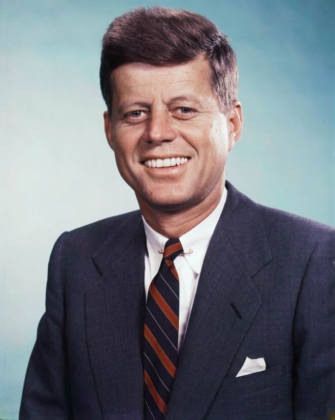 John F. Kennedy era GÉMEOS (21 de maio – 20 de junho) Os Gémeos são excelentes a comunicar e adoram expressar-se. São curiosos, inquisitivos e precisam de uma carreira relativamente flexível porque se aborrecem rapidamente com a rotina. Embora adorem conversar, são muito independentes e costumam ter problemas em pedir ajuda quando algo corre mal, o que pode prejudicar o desempenho no trabalho e as relações que mantêm com os colegas. 