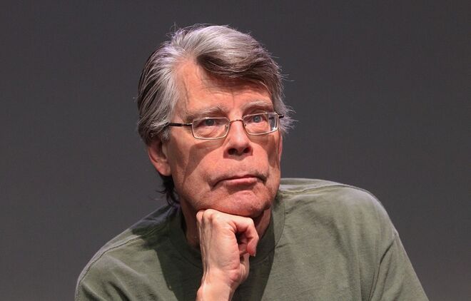 Stephen King é VIRGEM (23 de Agosto – 22 de setembro) Os nativos deste signo são organizados e muito atentos aos pequenos detalhes, por isso vão procurar carreiras que satisfaçam essa natureza meticulosa e que lhes permitam criar projetos complexos. Embora não gostem de ser o centro das atenções, não é incomum surgir um projeto tentador o suficiente para despertar a vontade de liderança nos Virgens. Nesse caso, é aconselhado que arrisquem e sigam esse instinto – pode aproximá-los dos colegas de trabalho e trazer mudanças positivas à vida profissional.