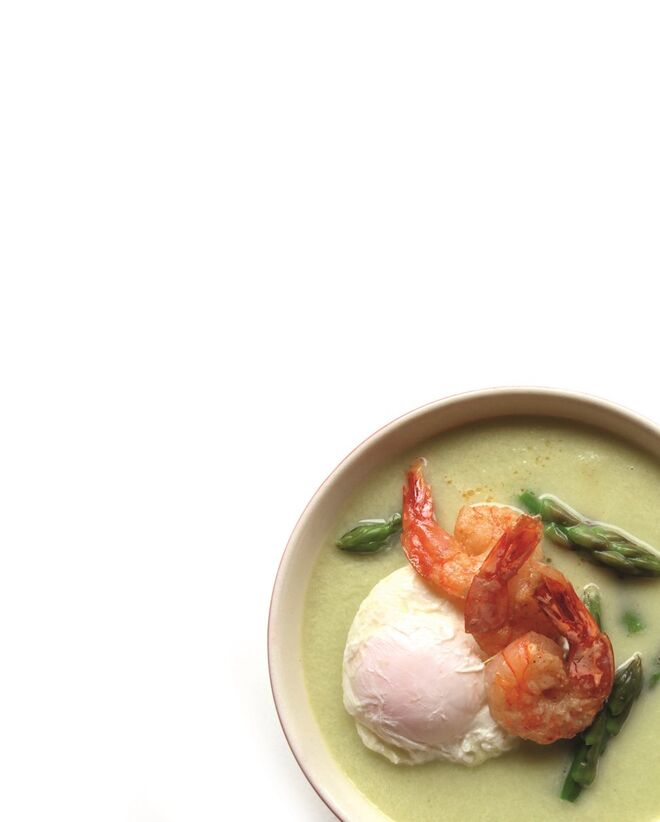 Sopa de espargos verdes com ovos escalfados e camarão salteado, chef Veronica Pecorella