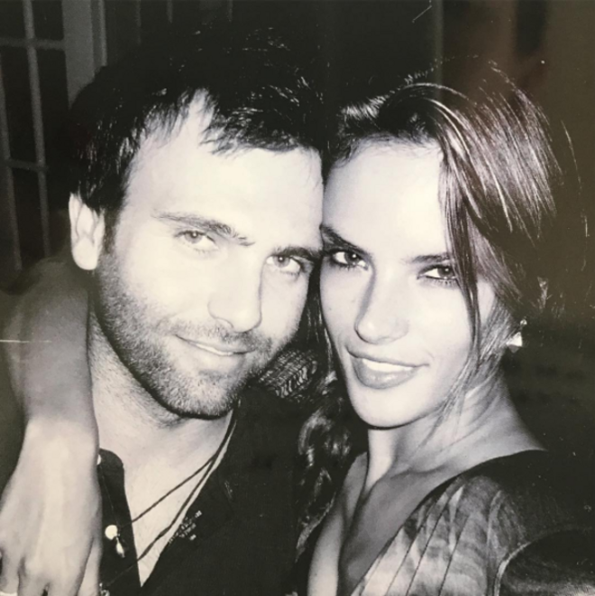 ALESSANDRA AMBROSIO | Jamie Mazur, criador da marca de jeans Re/Done, e Alessandra Ambrosio estão casados desde 2008 e têm dois filhos.