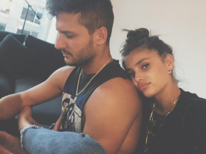 TAYLOR HILL | Michael Stephen Shank é o modelo e ator que namora com Taylor Hill. 