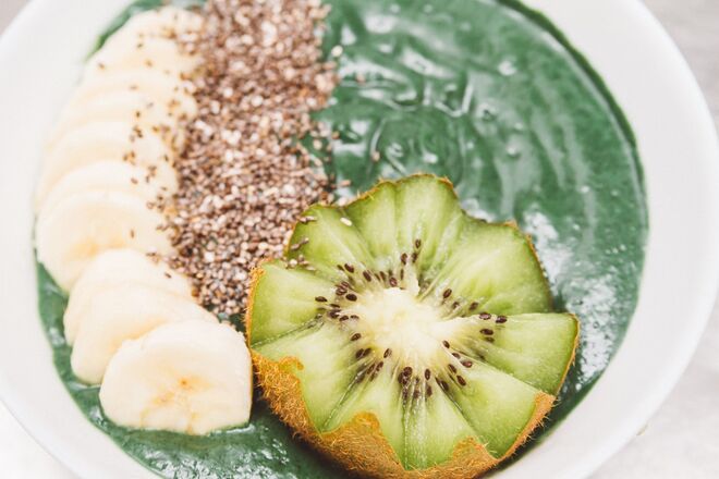 Smoothie Bowl com banana e kiwi