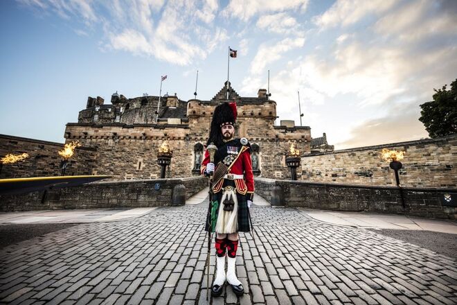 Os jantares são muito idênticos aos de Downton Abbey no que respeita à formalidade. A família toma sempre o chá das cinco e depois troca de roupa para o jantar. São usadas as melhores porcelanas para as refeições em família. No final, é comum haver uma sessão musical de gaita-de-foles. 