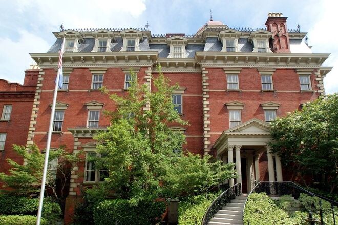 Wentworth Mansion, Charleston (Carolina do Sul) | A casa pertencia a Francis Silas Rodgers e à sua mulher Marie Elizabeth Evans Cochran e foi desenhada pelo arquiteto Daniel G. Waynes. Em 1997, o novo proprietário Richard Widman iniciou uma reformulação que custou cerca de 7 milhões de dólares. 