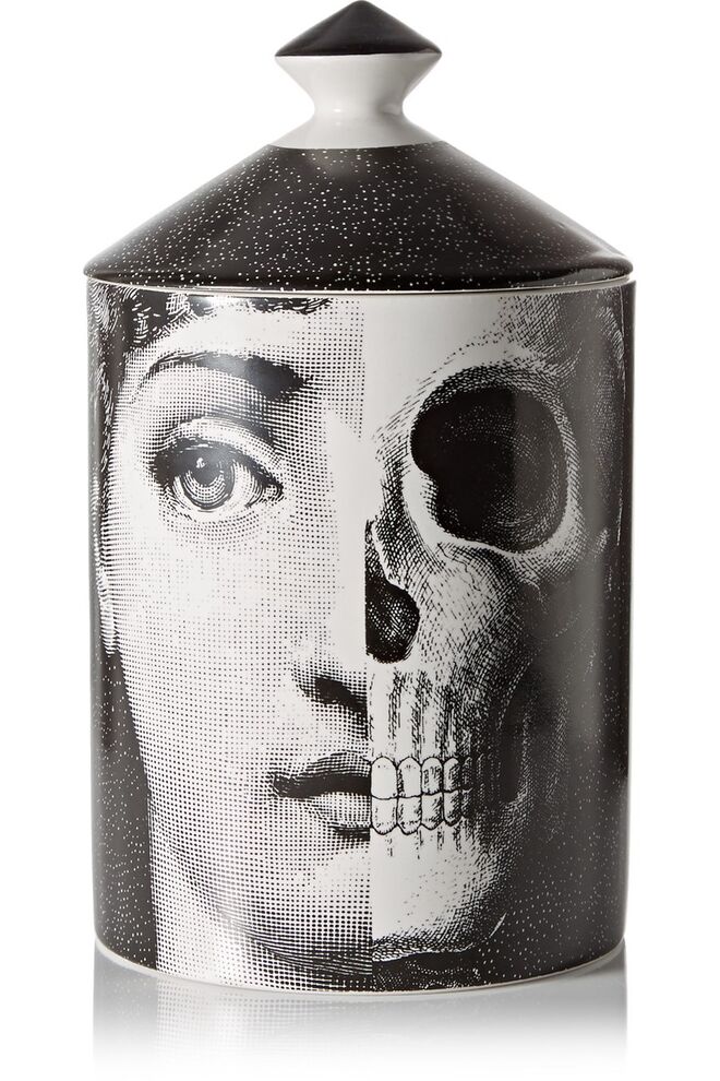 Vela perfumada R.I.P, €140, Fornasetti, em www.net-a-porter.com