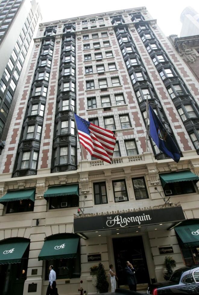 Algonquin Hotel (Nova Iorque) | Este hotel foi muitas vezes visitado por Dorothy Parker, membro de um grupo literário conhecido por Round Table. Recentemente, quando foram feitas obras de renovação no sótão do hotel, foram ouvidos barulhos estranhos e uma fotografia de Parker terá voado de repente da parede, sem que ninguém lhe tivesse tocado.