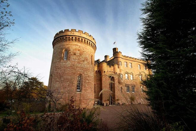Dalhousie Castle (Escócia) | Foi construído no século XIII e consta que o fantasma de Sir Alexander Ramsay, conhecido pela sua bravura em várias batalhas, costuma passear-se por ali. Em 1342, terá sido ali que morreu à fome, depois de capturado e preso nas catacumbas do castelo por William Douglas (um nobre que invejava as conquistas de Ramsay).