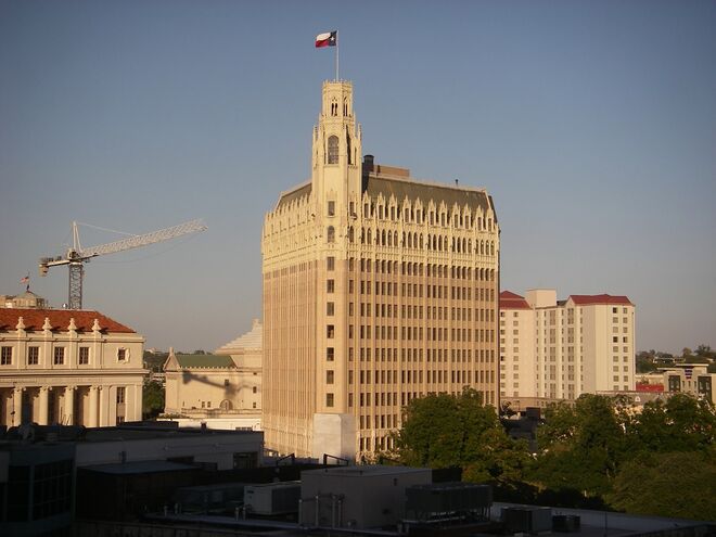 Emily Morgan Hotel (San Antonio) | Este hotel foi, durante muitos anos, uma espécie de hospital, com uma ala psiquiátrica e uma mesquita. Há vários relatos por parte de hóspedes de sons estranhos, aparições e sensações de estarem a ser tocados. 