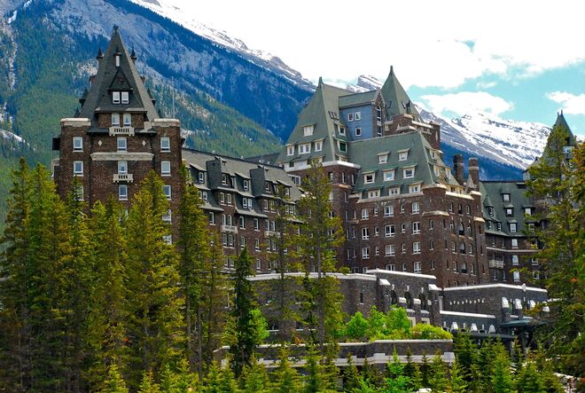 Fairmont Banff Springs Hotel (Alberta) | O luxuoso hotel do Canadá foi construído em 1888 e chegou a receber hóspedes célebres como Marilyn Monroe, Helen Keller e a rainha Isabel II. Consta que uma família que ficou hospedada no quarto 873 foi ali assassinada e os seus fantasmas permanecem a assombrar quem ali se instala. As empregadas de limpeza costumam queixar-se muitas vezes de encontrar marcas de dedos ensanguentados nos espelhos. 