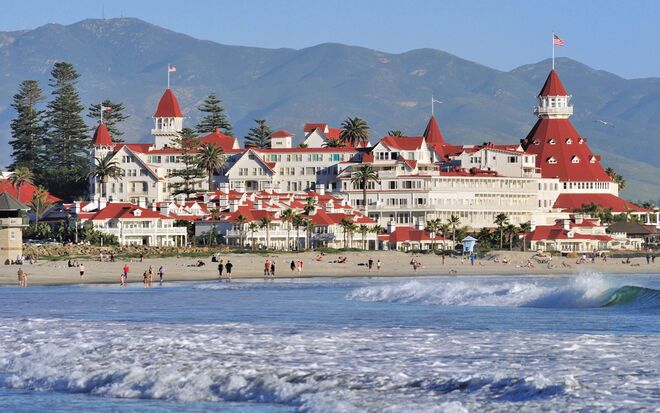 Hotel del Coronado (Coronado) | O luxuoso hotel, na costa de San Diego, é conhecido pela extraordinária vista sobre o mar. E por ser assombrado pelo fantasma de uma mulher chamada Kate Morgan. Em 1892, nas vésperas de Natal, a jovem de 24 anos esperou pelo seu amado num dos quartos do terceiro andar. Depois de cinco longos dias, decidiu acabar com a própria vida. 