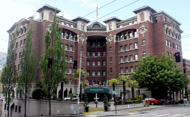 Hotel Sorrento (Seattle) | Consta que aqui paira o fantasma de Alice B. Toklas, outrora responsável pela confeção de uns brownies feitos de marijuana e vendidos naquela zona. O seu fantasma costuma ser avistado no quarto andar do hotel ou no bar.