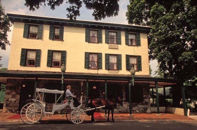 Logan Inn (New Hope) | O hotel da Pensilvânia é um dos lugares mais assombrados da América. Pelo menos oito fantasmas são ali residentes, diz-se. A maioria das atividades paranormais sentidas no local têm lugar no quarto 6, onde vários hóspedes já viram uma figura sombria aparecer por detrás deles no espelho da casa de banho.