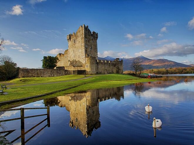 Ross Castle (Irlanda) | Fica nas margens de um lago em County Meath, este castelo do século XV que é agora um Bed&Breakfast. Diz-se que é muitas vezes assombrado por um Lord inglês, conhecido como Black Baron (nome que lhe foi atribuído tendo em conta os seus atos maléficos), e pela sua filha, que em tempos ali viveram. 