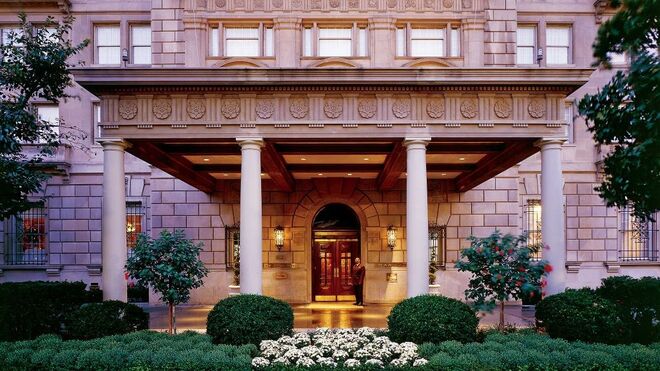 The Hay-Adams Hotel (Washington D.C.) | Clover Adams, mulher do antigo Presidente dos Estados Unidos John Adams, acabou com a própria vida neste hotel, em 1885. Consta que o seu fantasma ali permanece, sobretudo no quarto andar do hotel. Há rádios que se ligam sozinhos e portas que se abrem sem que ninguém lhes tenha tocado. 