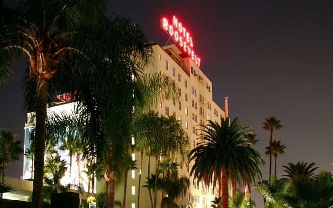 The Hotel Roosevelt (Los Angeles) | Foi aqui que teve lugar a primeira cerimónia dos Óscares. O hotel é hoje assombrado pelos fantasmas de Marilyn Monroe e de Montgomery Clift. Há mesmo um recanto específico na sala de baile do hotel que, inexplicavelmente, se encontra sempre frio, talvez por culpa das energias paranormais. 