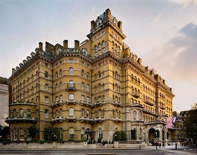 The Langham Hotel (Londres) | Este hotel londrino estará assombrado por diferentes fantasmas: um médico que outrora ali assassinou a mulher; um homem desconhecido com uma ferida profunda no rosto; um mordomo; e Napoleão III. 