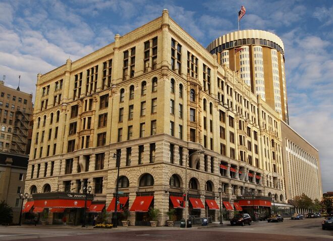 The Pfister Hotel (Milwaukee) | Construído em 1893, este hotel tem hospedado, nos últimos anos, equipas de basebal e basquetebol. Vários jogadores já reportaram estranhos acontecimentos, como alguém a bater à porta, sem que ninguém lá estivesse, ou iPods que começaram a vibrar violentamente a meio da noite. 
