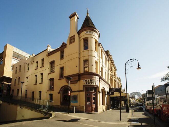 The Russell Hotel (Sidney) | Diz-se que neste hotel há um marinheiro que nunca fez o check out do quarto número 8. São muitos os hóspedes que, hoje em dia, se queixam de vislumbrar uma figura parecida com um marinheiro e de ouvir passos no corredor perto nessa zona do hotel. 