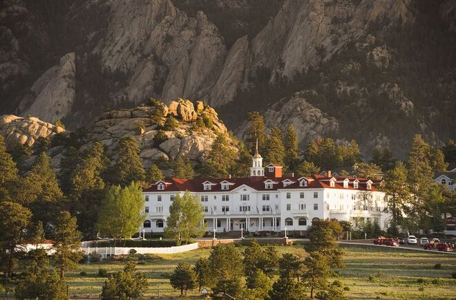 The Stanley Hotel (Colorado) | É conhecido como o hotel mais assombrado em toda a América e serviu de inspiração para The Shinning, de Stephen King. Muitos hóspedes se queixam de sentirem atividade paranormal no local. Desde portas que se fecham sozinhas a pianos que tocam sem ninguém lá estar.