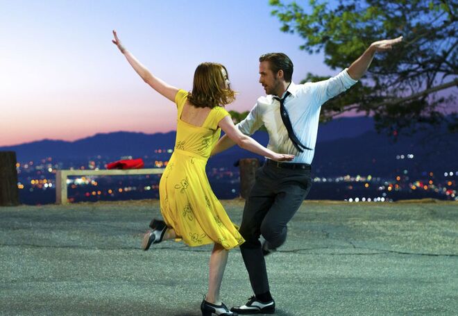 La La land (2016) | O vestido amarelo com flores desenhadas à mão que Emma Stone usa na famosa cena de dança com vista para a cidade de Los Angeles é inesquecível. 