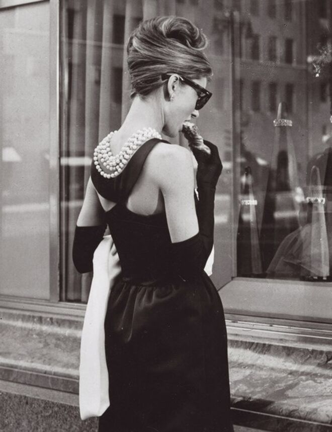 Breakfast at Tiffany’s (1961) | Este vestido preto, da Givenchy, usado por Audrey Hepburn, é dos mais copiados e reinventados ao longo dos tempos. 