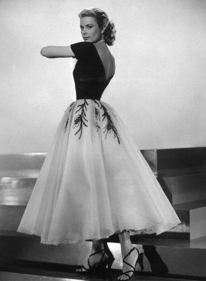A Janela Indiscreta (1954) | O vestido com que Grace Kelly surpreende a personagem de James Stewart foi criado por Edith Head. 