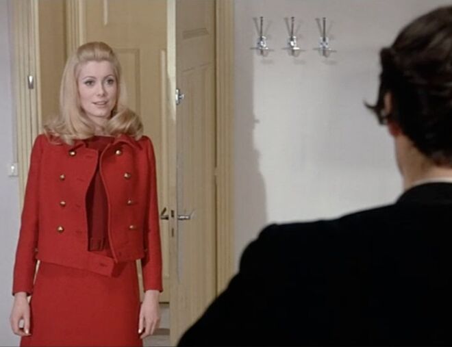 Belle de Jour (1967) | Ao longo do filme de Luis Buñuel, Catherine Deneuve veste alguns dos mais belos designs de um ainda jovem Yves Saint Laurent, mas este vermelho ficou para a história.