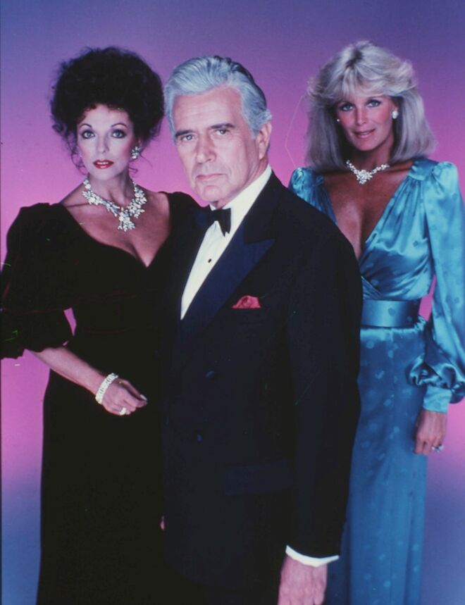 Dinastia (1981) | Um guarda-roupa que expressava o luxo e os excessos dos anos 80. O vestuário feminino desta série marcou uma época, chegando mesmo a ser reinventado várias vezes nas passerelles. Os drapeados, as mangas com volume ou os dourados… Nolan River era o designer por detrás do guarda-roupa da série. 