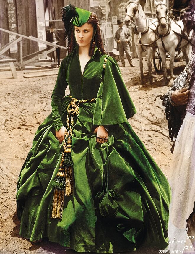 E Tudo o Vento Levou (1939) | Scarlett O’Hara vestiu alguns dos mais extraordinários vestidos neste clássico de Hollywood. Um dos que ficou na memória de todos nós foi este verde, supostamente feito com o tecido de umas cortinas, como vemos numa das cenas do filme. O design é de Walter Plunket. 