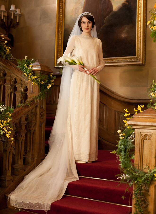 Downton Abbey (2010-2015) | O vestido de casamento da personagem de Lady Mary tornou-se um dos mais belos da televisão. Levou oito semanas a ser feito e tinha cristais Swarovski incrustados. A tiara de diamantes foi uma criação dos joalheiros britânicos Bentley&Skinner.
