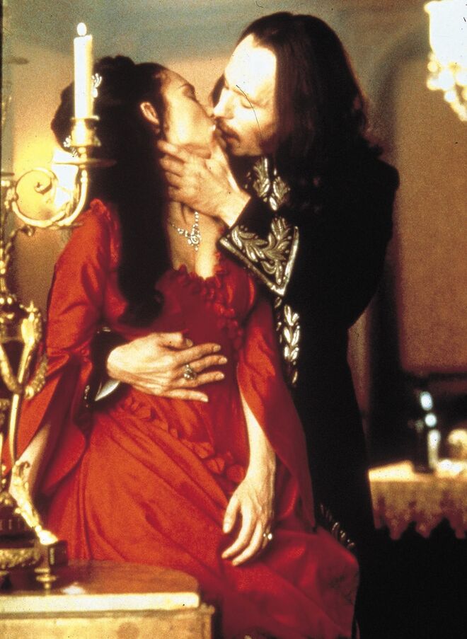 Drácula de Bram Stoker (1992) | O filme foi controverso, mas o guarda-roupa era maravilhoso, com destaque para este look usado por Winona Ryder. Uma obra de Eiko Oshioka, que chegou a estar exposto no MoMA, em Nova Iorque. 