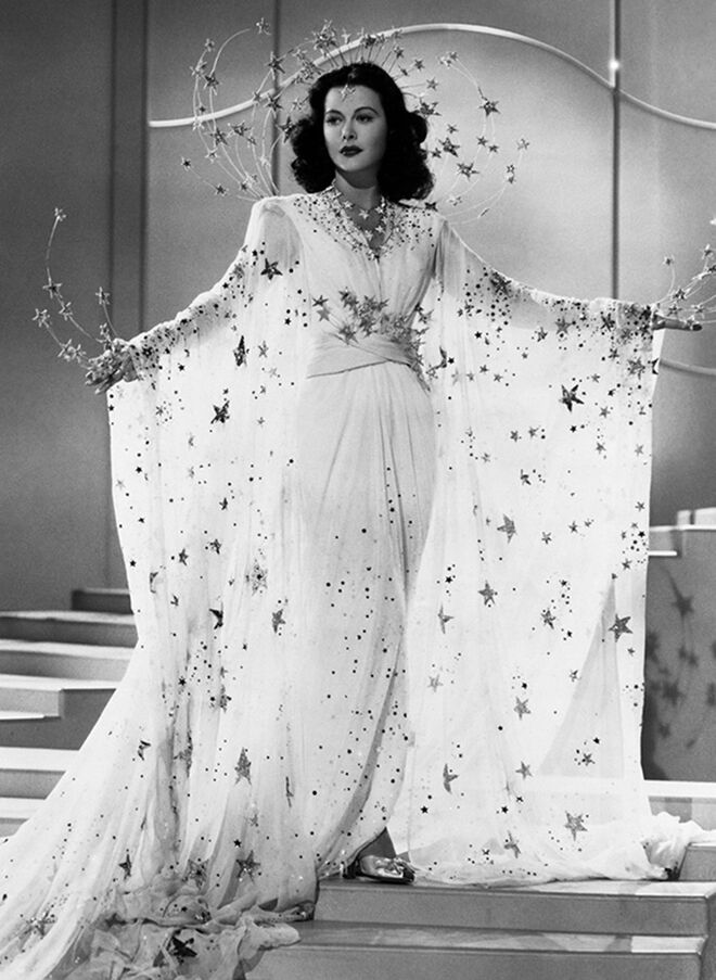 Ziegfeld Girl (1941) | Este magnífico vestido usado por Hedy Lamarr foi desenhado por Adrian Greenberg, o grande designer dos estúdios da MGM que também foi responsável pelo guarda-roupa do filme O Feiticeiro de Oz.