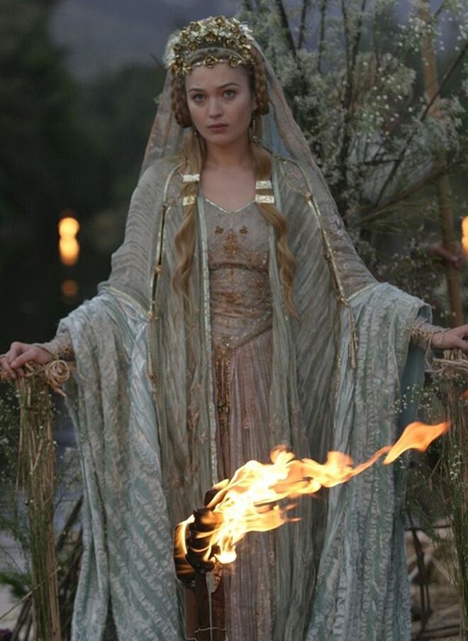 Tristão e Isolda (2006) | Um incrível vestido verde-água com detalhes em rosa e bordados dourados, usado por Sophia Myles e da autoria de Maurizio Millenotti. 