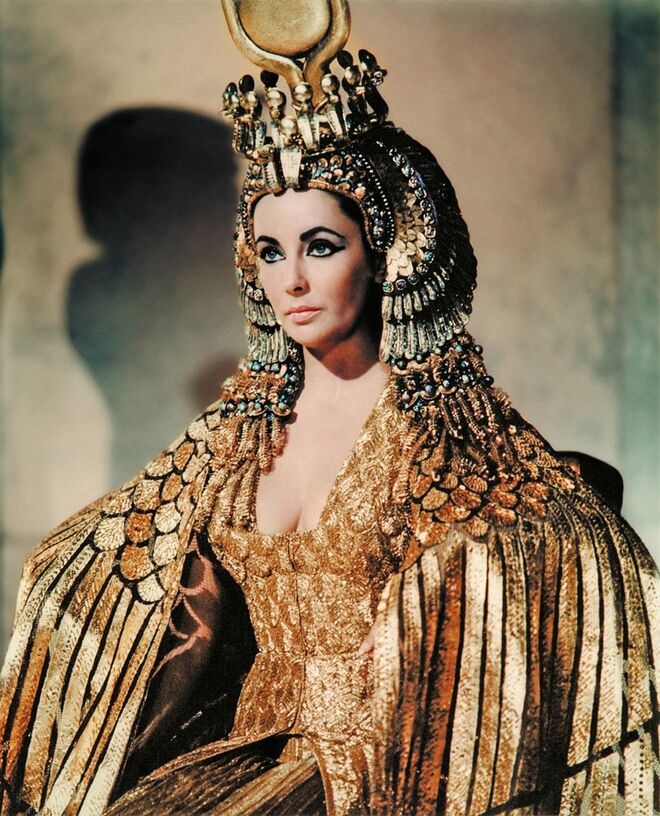 Cleópatra (1963) | Renie Conley foi a designer responsável pelo extraordinário guarda-roupa de Elizabeth Taylor neste filme. Este look dourado foi um dos mais emblemáticos e ajudou a transformar Taylor num ícone de Hollywood. 
