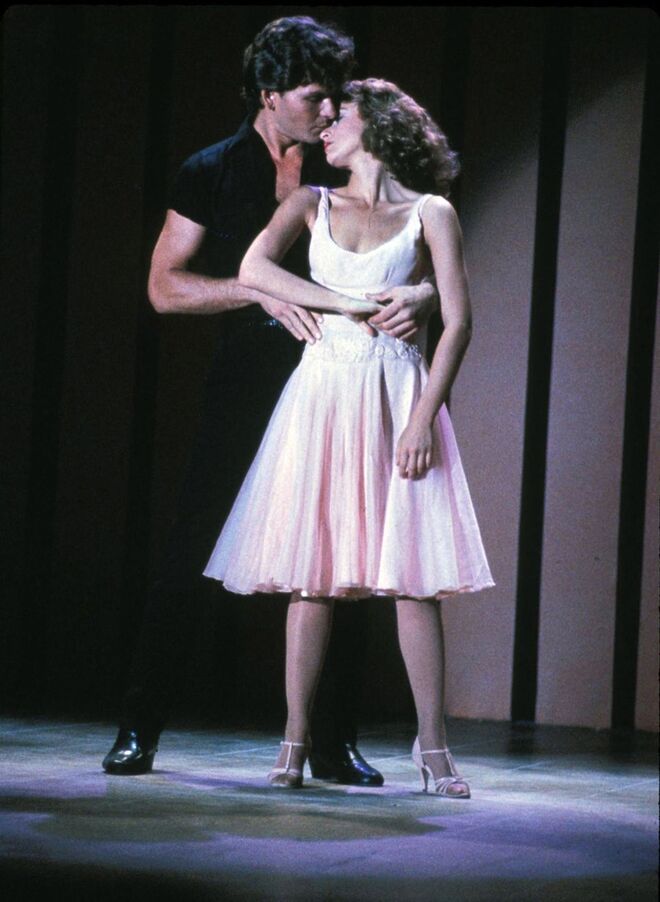 Dirty Dancing (1987) | Hilary Rosenfeld desenhou este vestido que ficou para a história por causa da dança entre Patrick Swayze e Jennifer Grey.